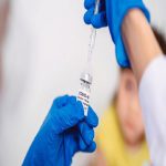 انتشار تصویر پرستاری در حال صحبت با تلفن همراه هنگام تزریق واکسن کرونا ، در شبکه‌های اجتماعی بازتاب داشت